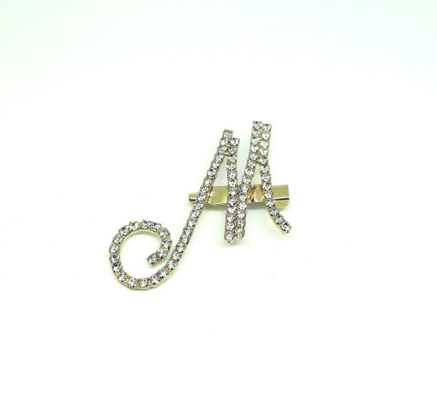 带闪光字母M的胸针图片下载