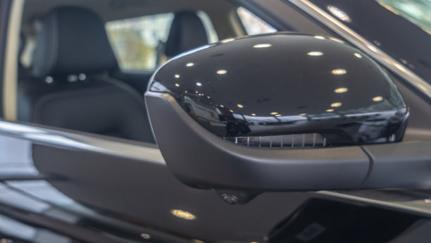 近景前后视镜和现代汽车内饰。汽车门上的后视镜。图片下载