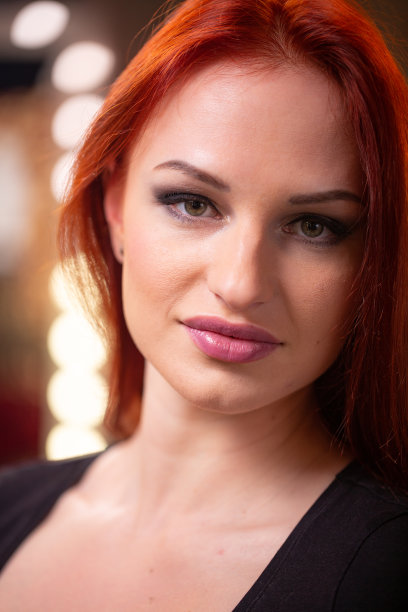 女人的肖像与长长的红色美丽的姜黄色头发图片下载