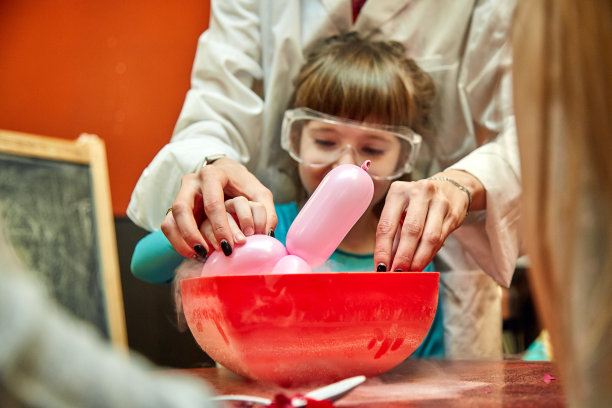给孩子们看化学表演。教授用液氮对小女孩进行了化学实验图片下载