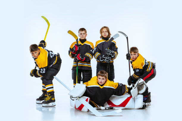全长肖像的男孩，儿童，职业曲棍球运动员孤立在白色的背景。团队游戏图片下载