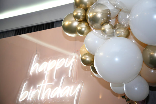 大厅的节日装饰。餐厅的照片区，上面写着“生日快乐!”生日聚会装饰。图片下载