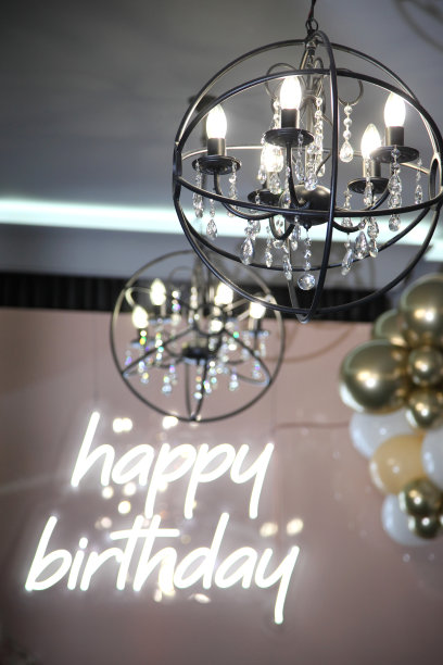 大厅的节日装饰。餐厅的照片区，上面写着“生日快乐!”生日聚会装饰。图片下载
