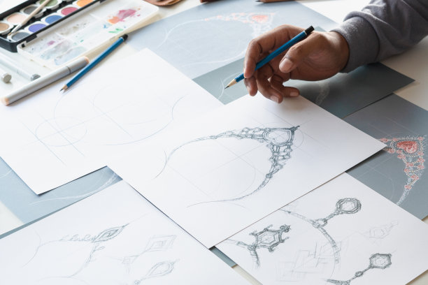设计师设计钻石首饰图纸sketchesÂ制作worksÂ工艺独特的手工奢华项链产品创意。图片下载