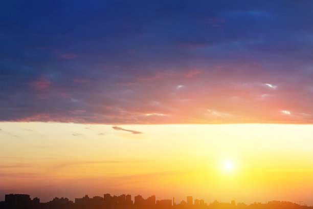 戏剧性多彩的日落或日出天空景观与城市建筑的轮廓线行。自然美丽的城市风景黎明背景壁纸。大都市黄昏时间图片下载