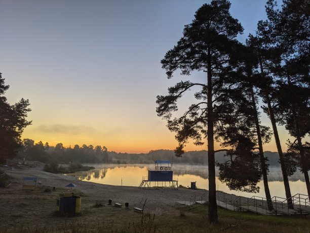 秋日拂晓的海滩，霜冻的早晨图片下载