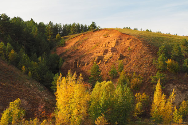 国家公园的景观和山景。自然美丽的秋天。秋天，山坡上的树木枝叶繁茂图片下载