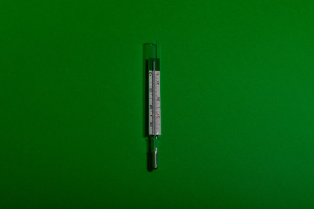 绿色背景上有关于冠状病毒、COVID -19、与病毒作战、疫苗接种、医疗用品、注射器、口罩、维生素片、听诊器、温度计等主题的库存照片。图片下载