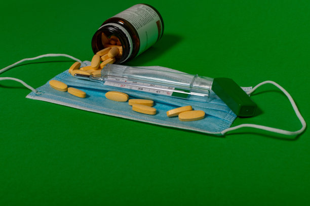 绿色背景上有关于冠状病毒、COVID -19、与病毒作战、疫苗接种、医疗用品、注射器、口罩、维生素片、听诊器、温度计等主题的库存照片。图片下载