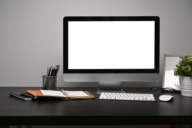 前视图电脑与空白显示在黑色表。图片下载