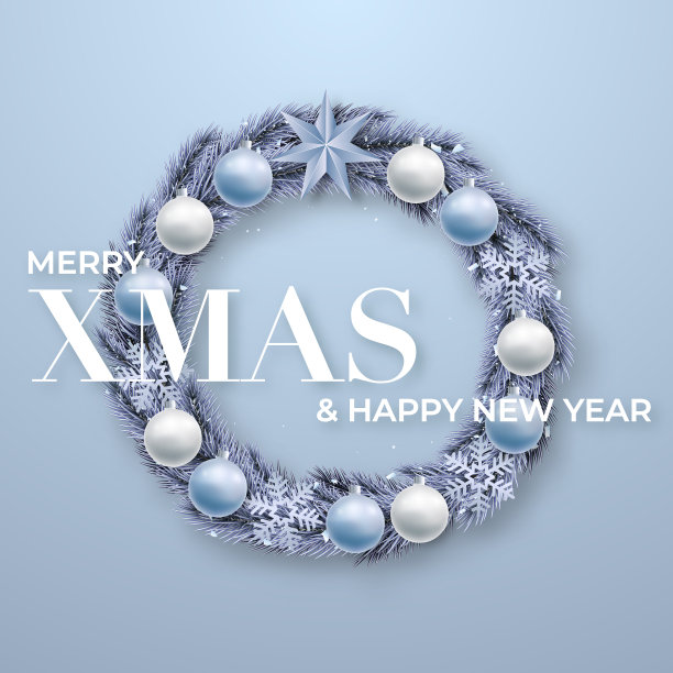 逼真的圣诞冷杉花环，上面有球、雪花和题词——圣诞快乐、新年快乐。蓝色墙上的圣诞装饰。图片下载