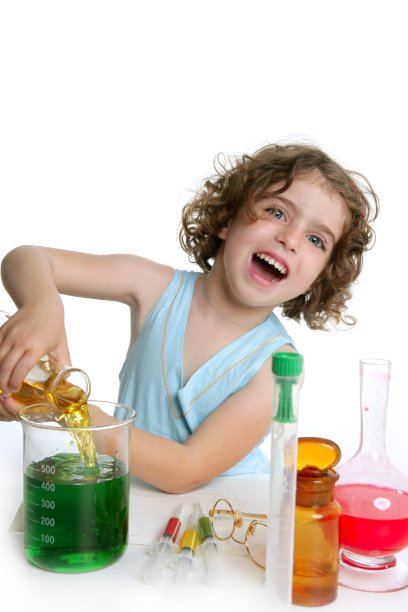 漂亮的化学小女孩在实验室里玩图片下载