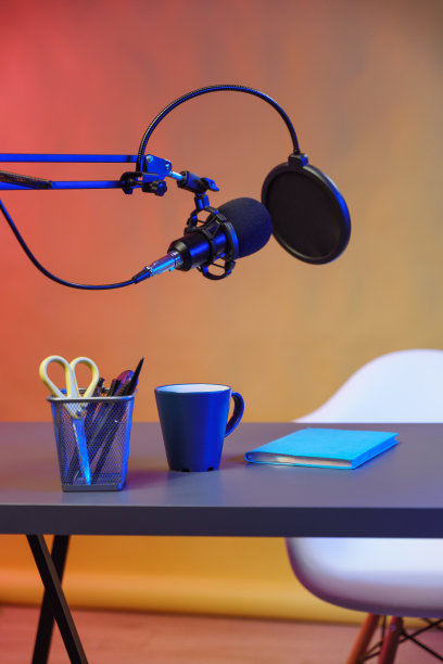 视频博主在录制播客后的工作场所的垂直照片图片下载