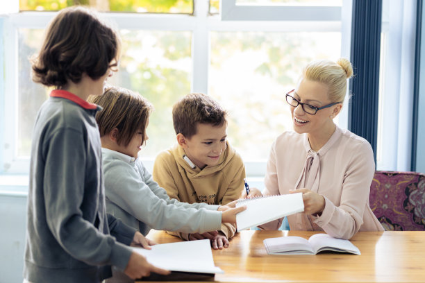 在课堂上帮助男生的老师图片下载