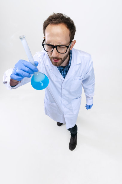 特写年轻的化学家、博士或学生在白色背景下进行化学研究。药理学的概念。图片下载