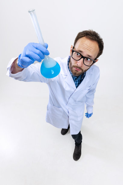 特写年轻的化学家、博士或学生在白色背景下进行化学研究。药理学的概念。图片下载