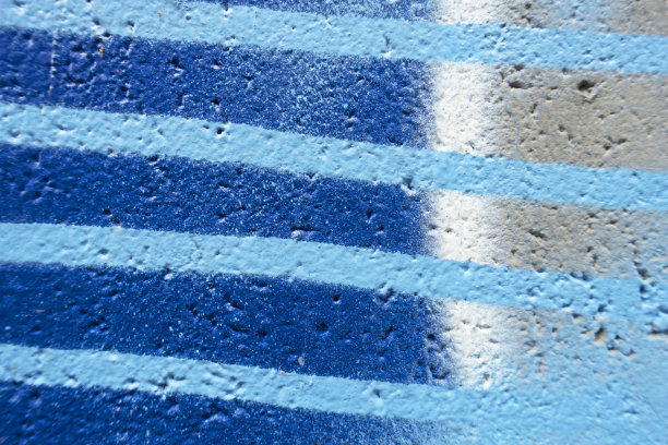 混凝土墙上的彩色涂料。图片下载