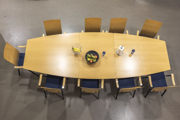 美丽的顶视图сonference桌子与水果。瑞典。图片下载