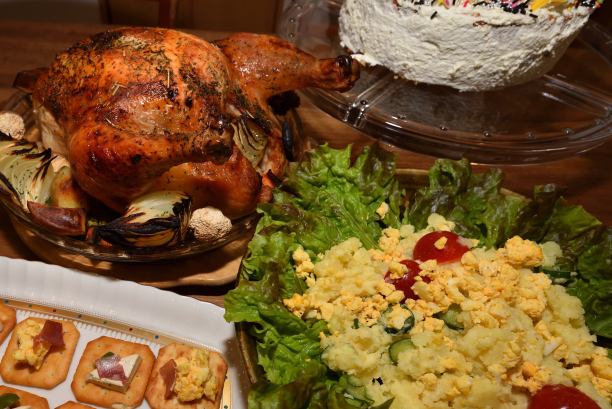 圣诞晚餐的餐桌照片图片下载