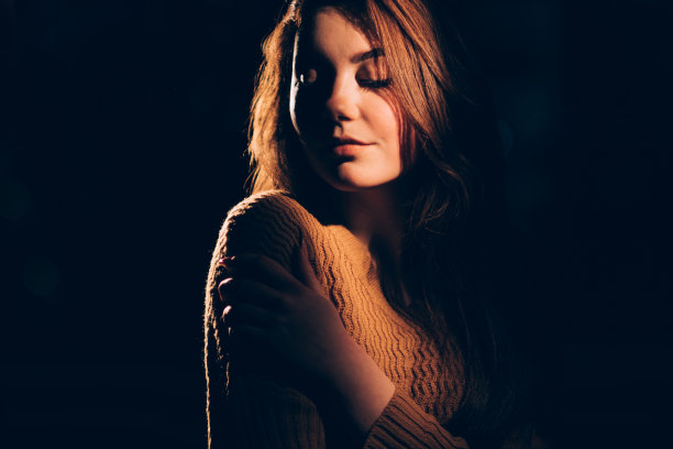 性感女人柔美温柔拥抱图片下载