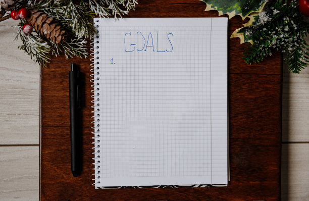 记事本和笔在浅色木制背景上。2022年的计划图片下载