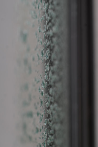 极端特写，雨滴落在玻璃窗上，景深图片下载