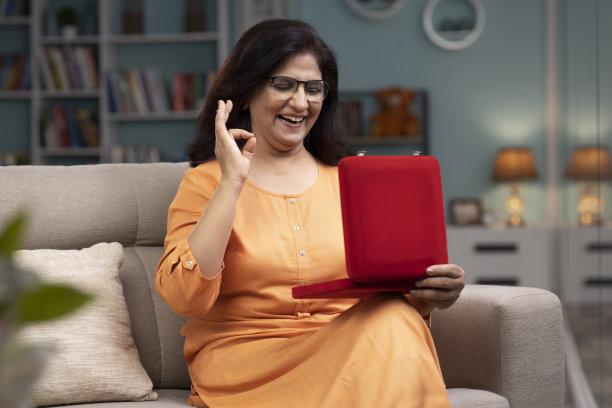 快乐的成熟女人收到首饰盒，库存照片图片下载