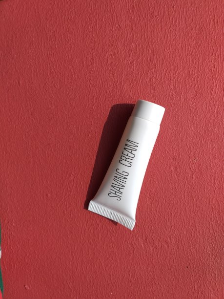 剃须膏照片在红色的背景图片下载