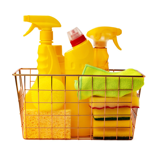 清洗在白色背景上隔离的篮子中的物品图片下载