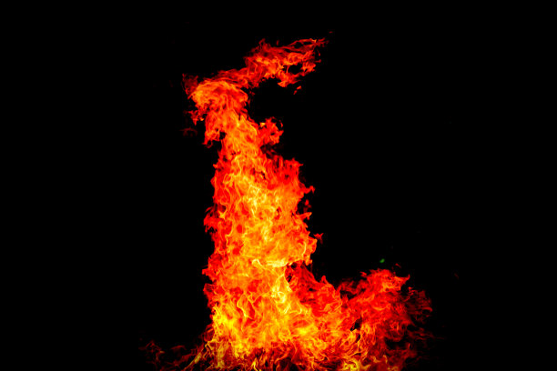 火焰在黑色背景上炽热燃烧图片下载