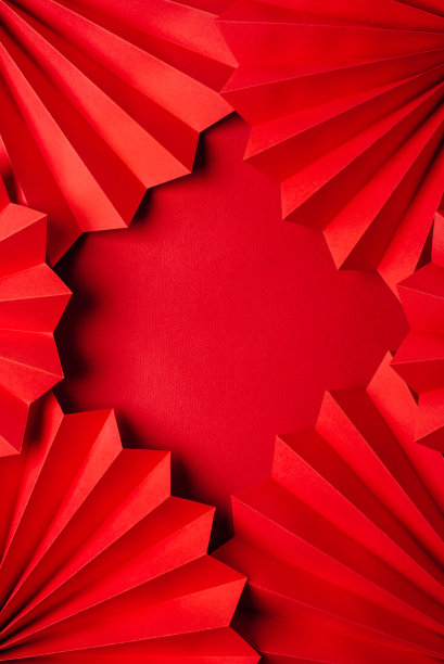 红色纸做的极简的背景。图片下载