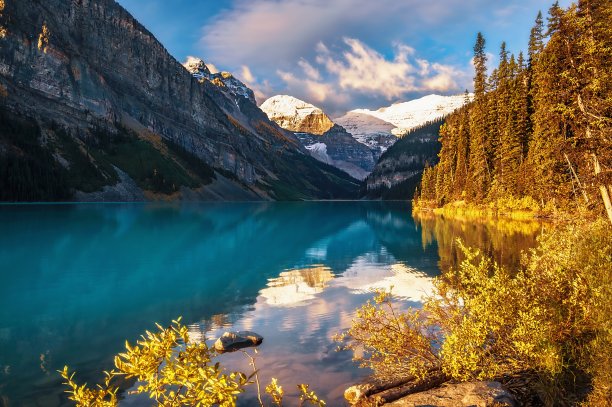 露易丝湖上的云景图片下载