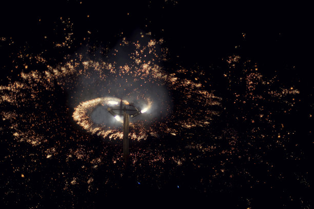 在排灯节或庆祝之夜燃放鞭炮，非常令人愉快图片下载