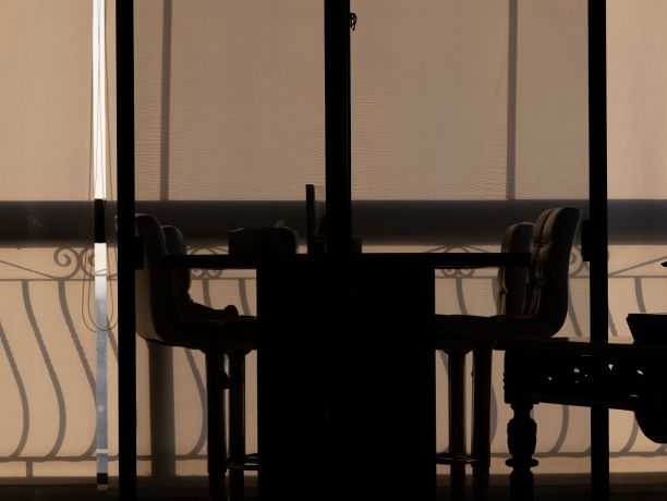 露台上桌椅剪影图片下载