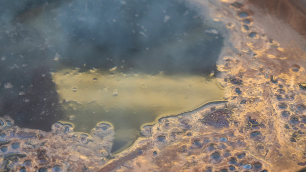 装有热热酒的锅炉。热葡萄酒是在街上的一个旧锅炉里煮的。在篝火上做饭。特写镜头。图片下载