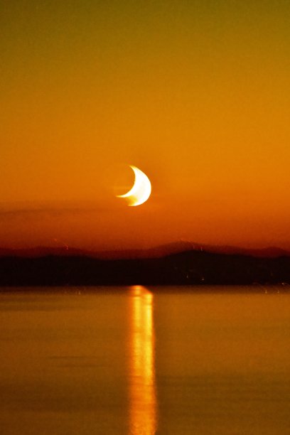 日落，双重暴露的月亮反射海洋图片下载