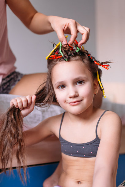 妈妈给女儿做头发图片下载