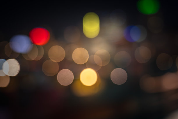 抽象的彩色圆形散景，以城市为背景图片下载