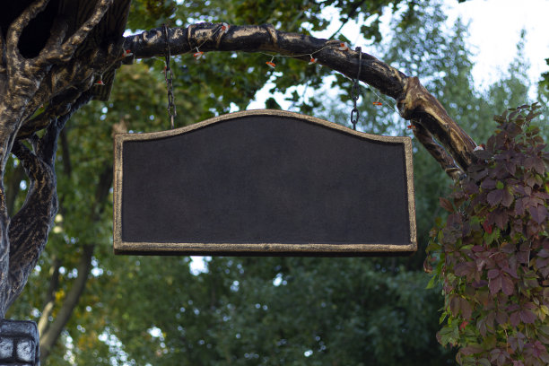 老式招牌，用链子挂在树枝上，供文字和广告使用图片下载