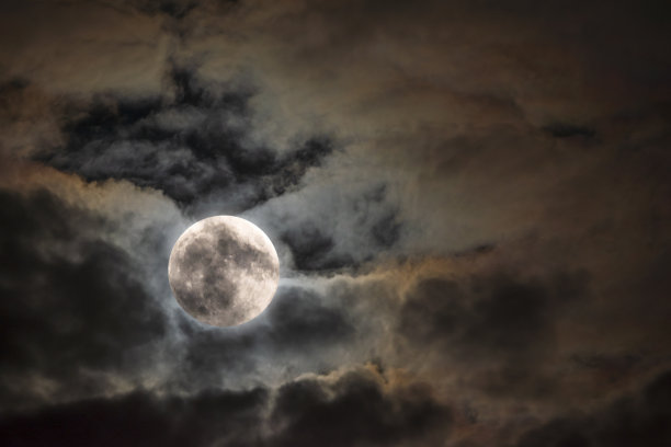 幽灵月亮万圣节背景。恐怖的月亮。可怕的，戏剧性的天空云对着月亮。夜风暴云天空图片下载