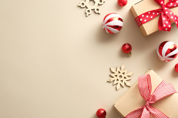 平放圣诞礼物，木制雪花，米色背景上的复古条纹球。圣诞贺卡模板。图片下载
