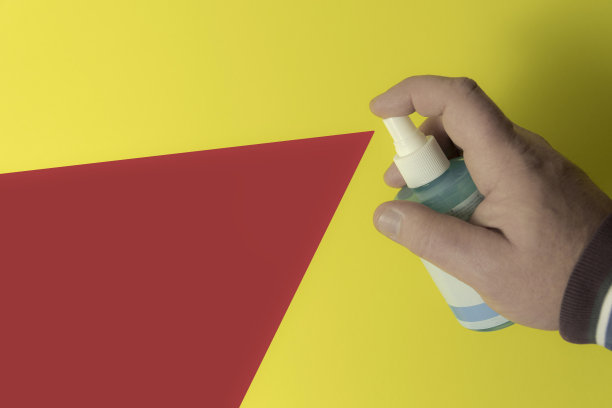 警告的海报。手按喷瓶在黄色背景和文字的地方。图片下载