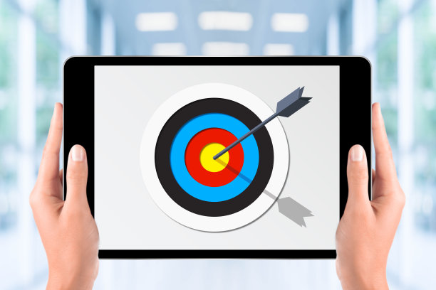 手握数字平板电脑与目标标志的办公室背景图片下载