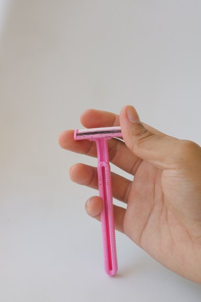 使用粉红色胡须剃须刀在白色孤立的背景照片图片下载