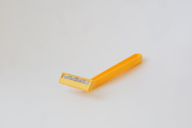 使用黄色胡须剃刀在白色孤立的背景照片图片下载
