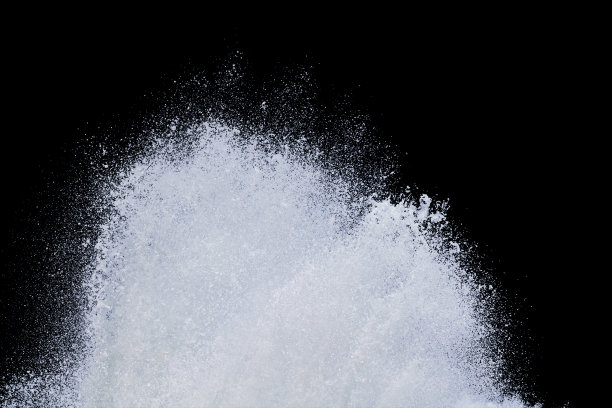 飞溅的水的海浪从风暴冲击海岸飞溅白色的水泡沫和泡沫在空气中孤立的黑色背景与剪辑路径图片下载