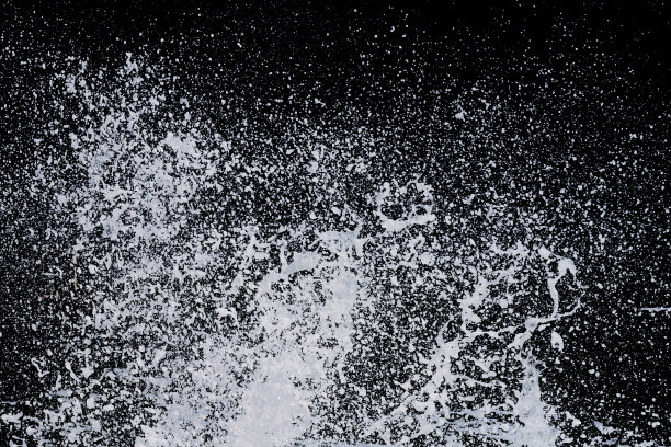 飞溅的水的海浪从风暴冲击海岸飞溅白色的水泡沫和泡沫在空气中孤立的黑色背景与剪辑路径图片下载