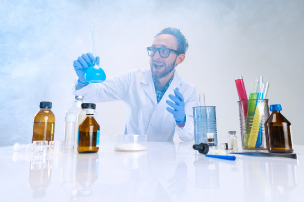 年轻的科学家、化学家或博士在制药实验室进行化学研究。化学，医学的概念。图片下载