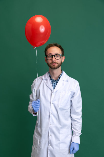 漫画人物穿着白色长袍和保护手套的年轻人在绿色的背景下玩耍。图片下载