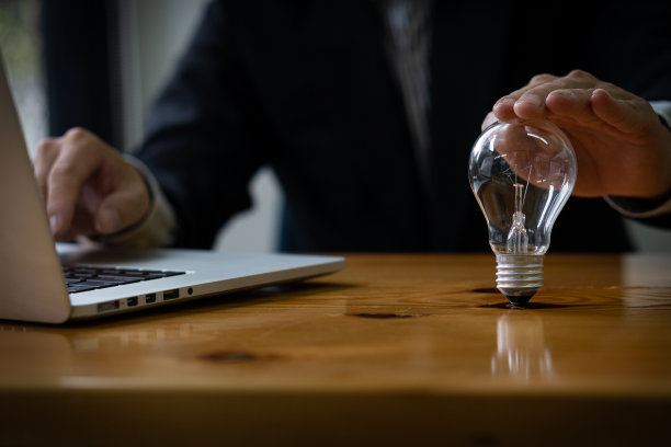 商业的新想法和用灯泡创造的商业字体都是想法。图片下载